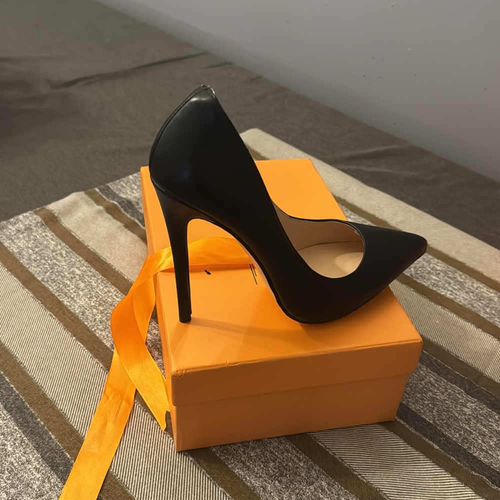 Ladies dress shoe by Up2Step, size 9, black pointed toe - Picture 2 of 5